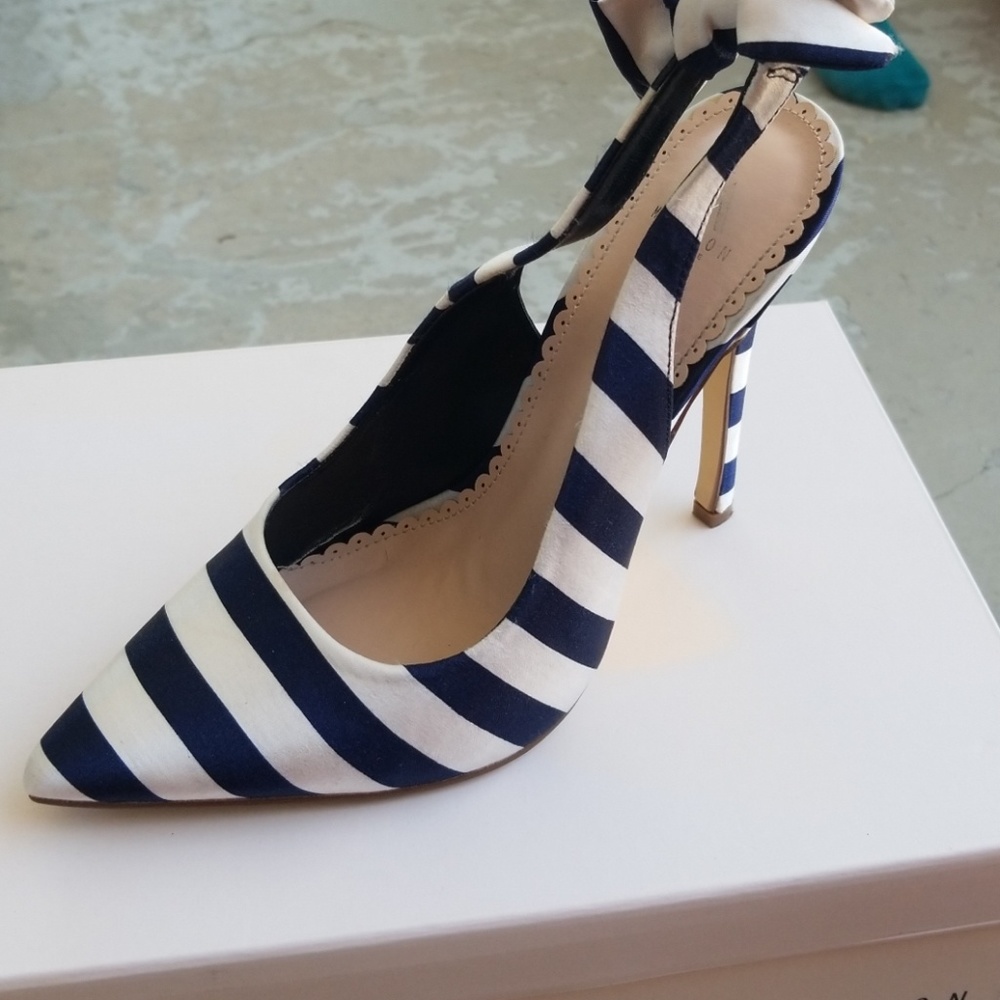 Like new navy and white stripped heel